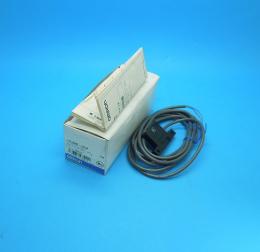 E3HF-1E2 2m　シリンダ型光電センサ　オムロン　ランクS中古品