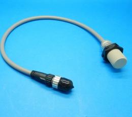 E2F-X5F1-M1TJ 0.3M　M18・直流3線式近接センサ　オムロン　ランクS中古品