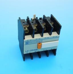 LA1 DN046　コンタクトブロック Telemecanique　ランクS中古品